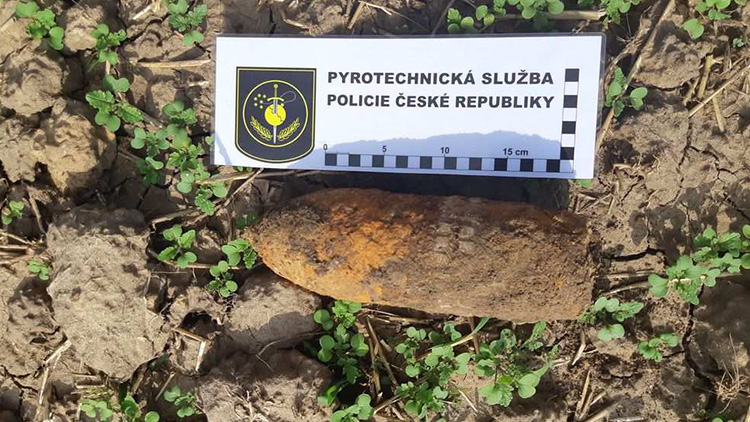 Detektorem našel granát