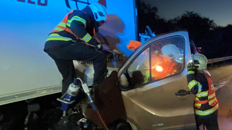 Hasiči vyprostili řidiče zaklíněného v dodávce pod návěsem kamionu