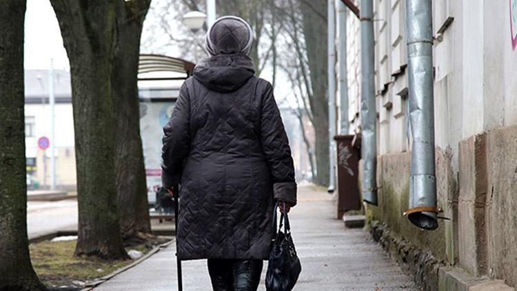 Zmatená seniorka na nádraží