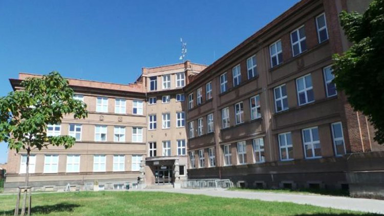 Revitalizace okolí školy na Husově náměstí je odložena