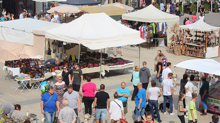 Stánkaři se měli co otáčet