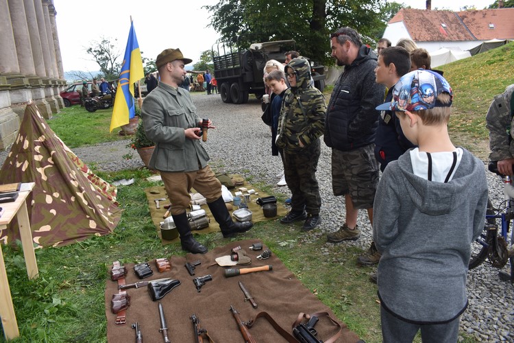 Na nádvoří zámku uhranul legendární Spitfire