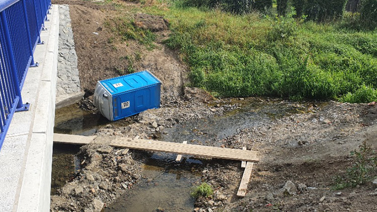 Ve Vrahovicích poničili i zastávku,  rozkopali odpadkové koše