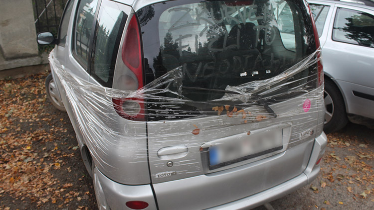 „PARKUJEŠ JAKO PI..,“  napsali lidé na auto