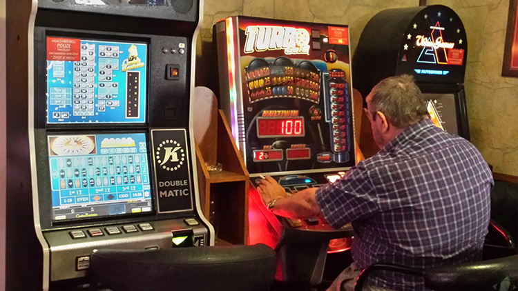 Výtěžky z hazardu klesají, nyní jsou poloviční