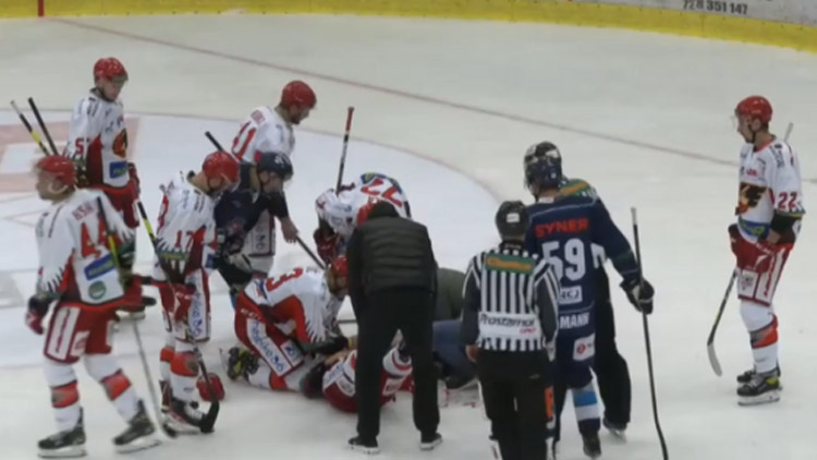 Hrůzné chvíle v Benátkách:  Obránce Petr Krejčí opouštěl led na nosítkách