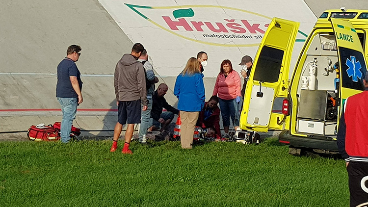 Tvrdá srážka, ošklivý pád  a vážné zranění sprintera  Jakuba Šťastného,  prostějovského odchovance…