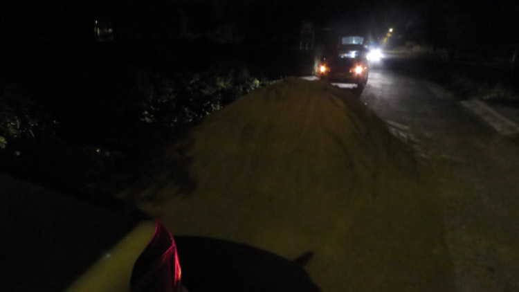 Mladá řidička vjela  do hromady písku