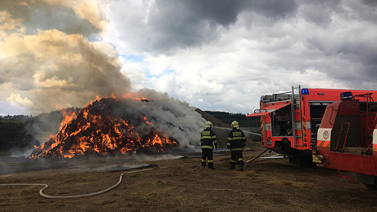 Hasiči se prali s požárem sena