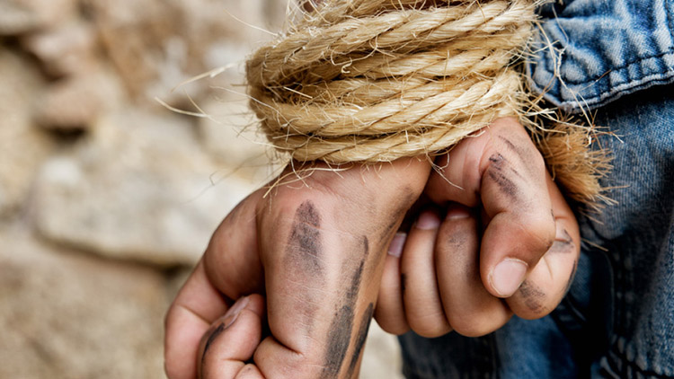 Agresivního hosta spoutali