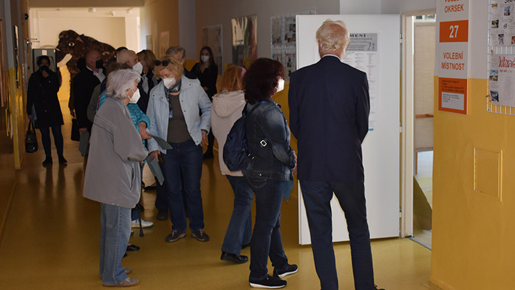 Na začátku překvapily fronty voličů