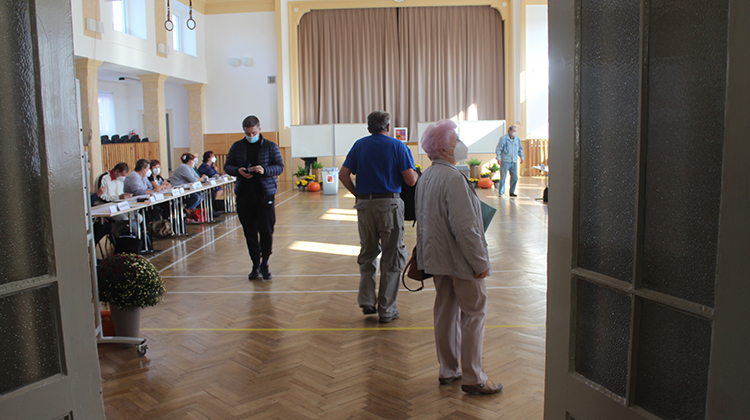 Volby odstartovaly, zájem je slušný, v Kostelci se stála fronta