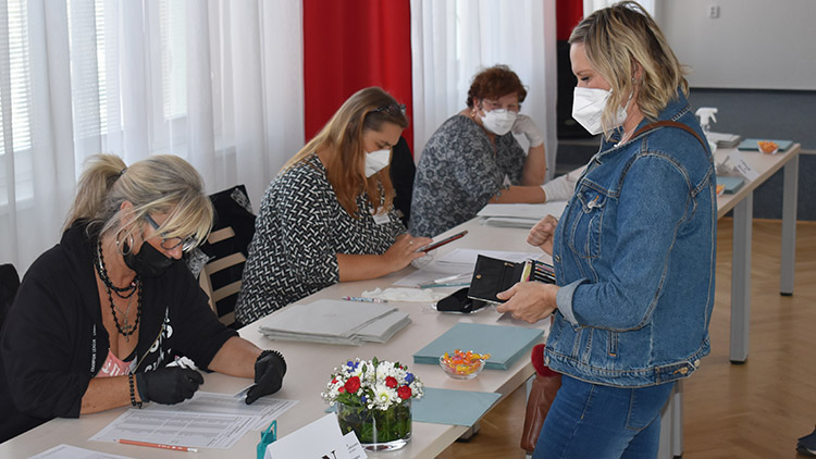 Nutnost respirátorů vyžadovali i komisaři