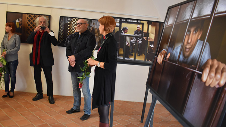 Vězni na snímcích Jindřicha Štreita  hledají v zámku cestu Ze tmy ke světlu