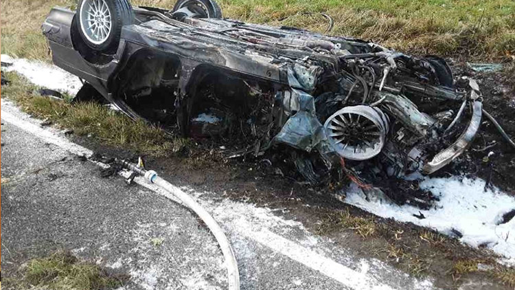 Drsná nehoda u Šubířova! Z BMW zbyl jen škvarek,  pro řidiče přiletěl vrtulník
