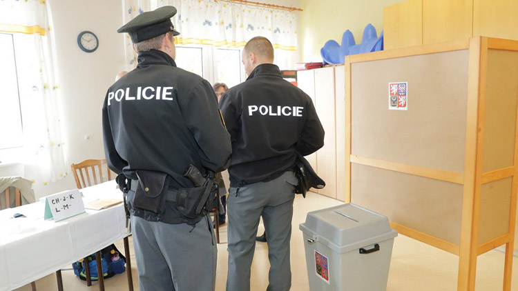 Policisté budou volby monitorovat