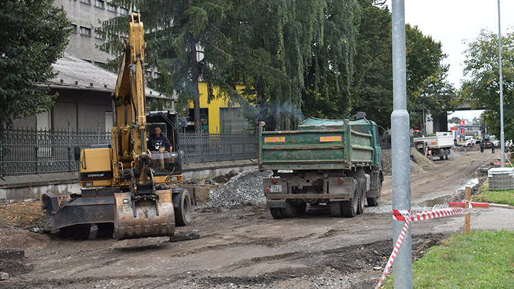 Chybí přístřešky i trávníky