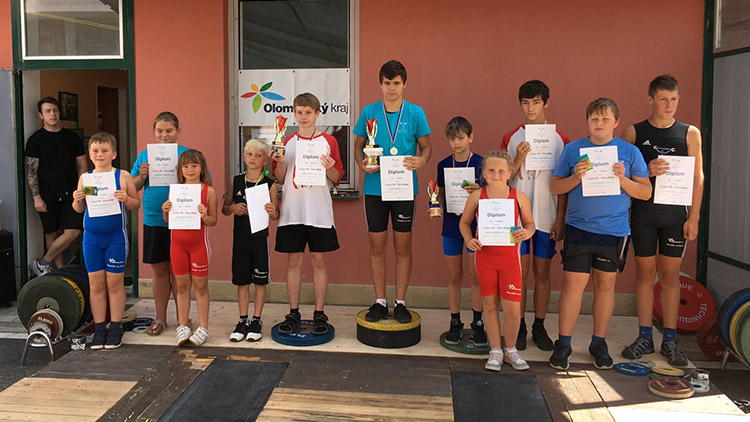 Dospělí i děti závodili o osobáky ve vzpírání