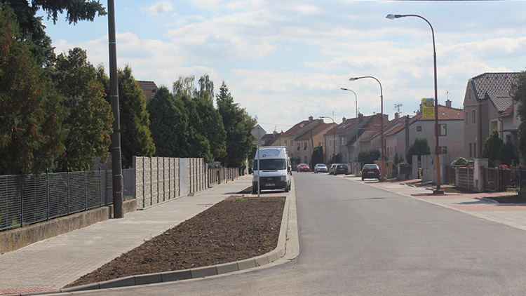 Revoluční ulice je hotová! V Kostelci se pustí do sázení keřů