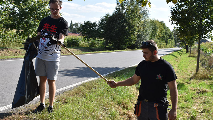 Dost bylo nepořádku. Ve Vrbátkách se zapojili do celostátního úklidu