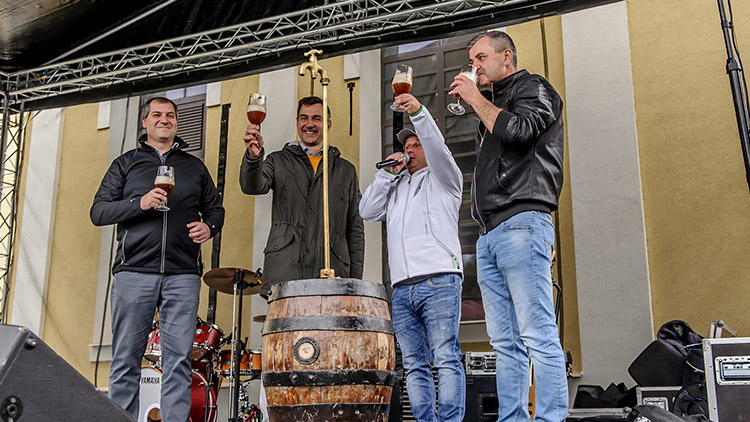 V hospodách začínají čepovat Keprník z letošní sklizně horského chmele