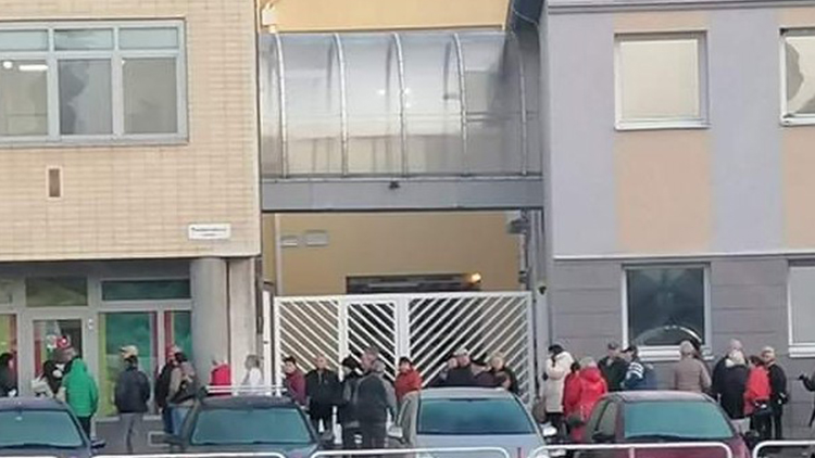 U pobočky E.ON se tvoří nekonečné fronty