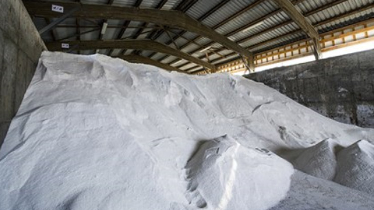 Sůl a písek na komunikace jsou připraveny