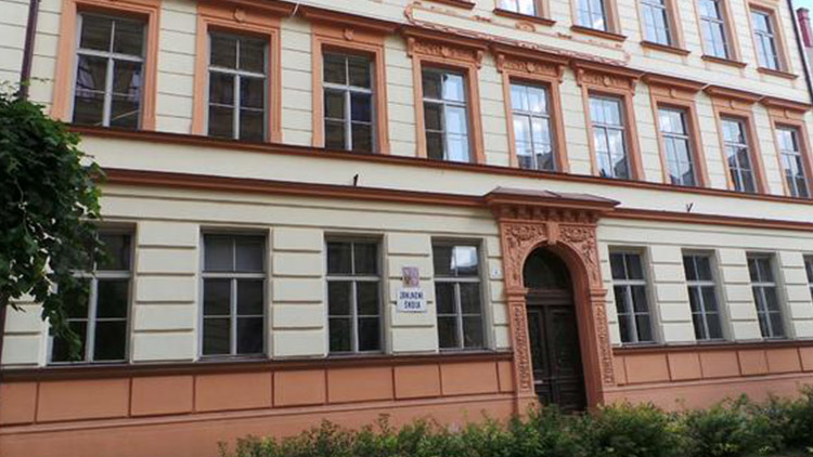 Chodník před „Kollárkou“ uzavřela policie