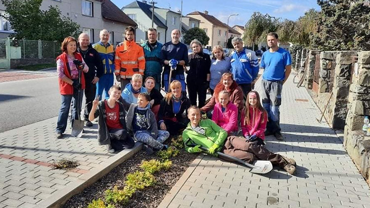 Keře v Revoluční ulici si vysadili sami místní