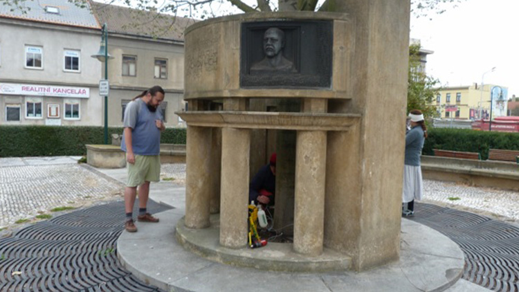 Lípa před „Národem“ hyne