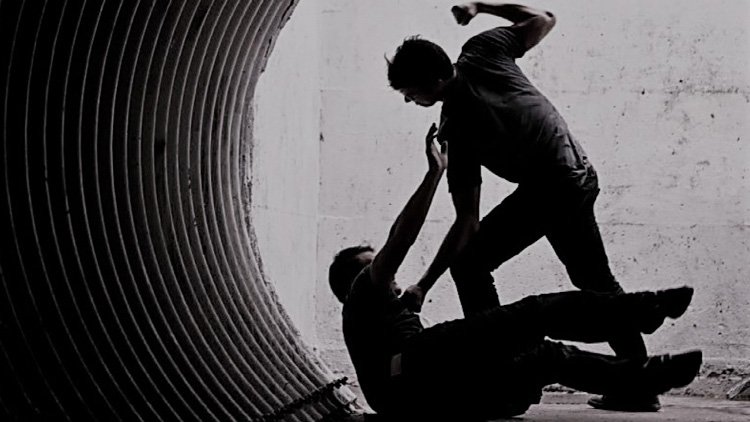 Napadení v Hradčanech: nejdřív pěsti, pak brutální kopance