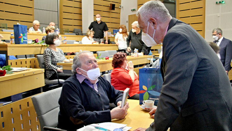 Hejtman se setkal s vězni nacistického režimu. Kraj jim přispěl na léky