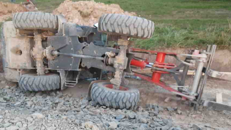 Hasiči vyprostili dělníka z čelního nakladače