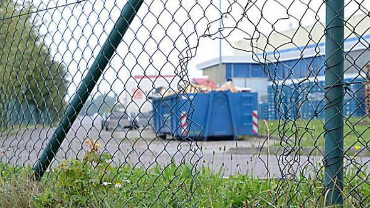 Zloděj udělal díru v plotě