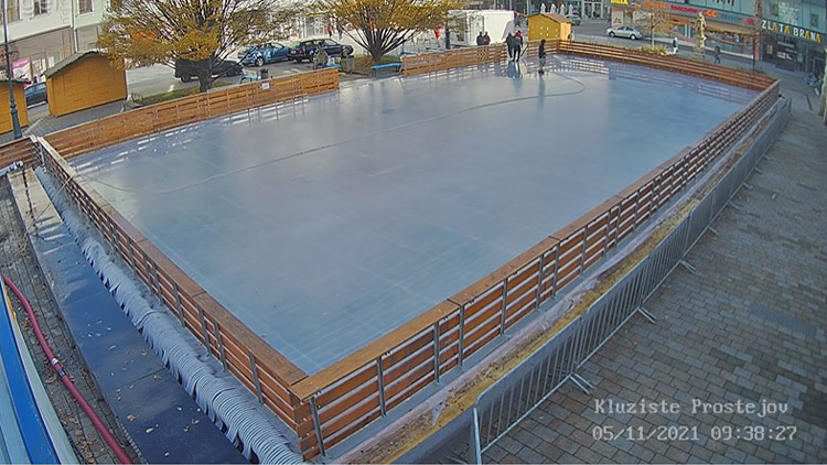 Otevírá se mobilní kluziště