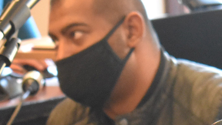 Policistům se vysmíval, před senátem brečel