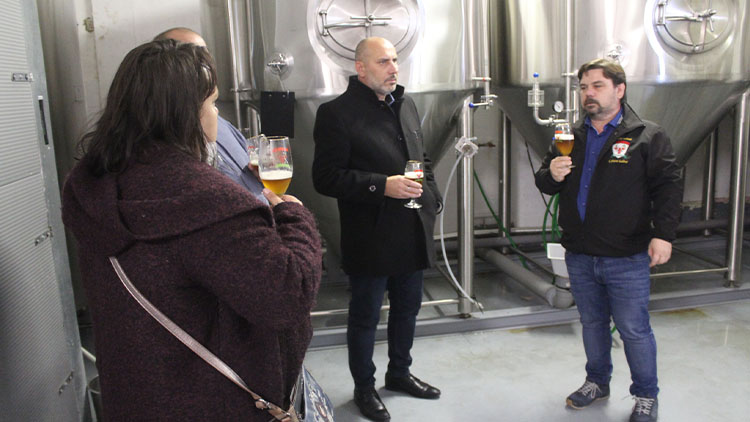 Exkurze primátora aneb Velkorakovský minipivovar láká na med i kávu