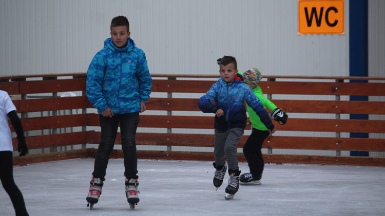 Na kluzišti se už bruslí, stánky ale chybí