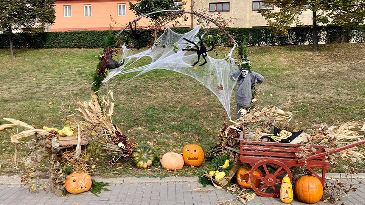 Halloweenská výzdoba před radnicí sklidila úspěch
