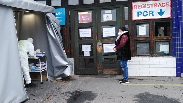 Chcete test na covid? Termíny jsou týden dopředu plné 