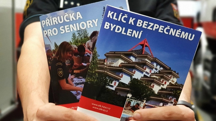 Seniorům i majitelům bytů poradí nové příručky