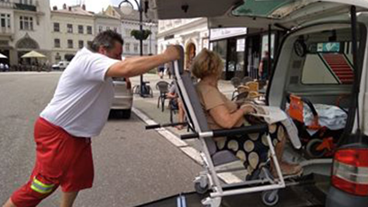 Seniorka po úrazu  na předzahrádce  skončila na vozíku