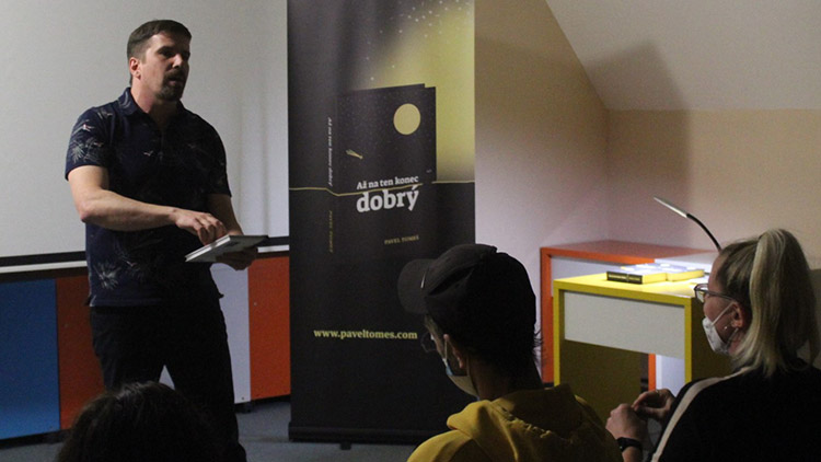 Kmotrou románu Pavla Tomeše  je herečka Hana Holišová