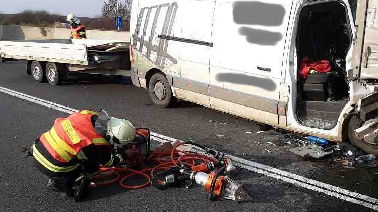 Hasiči vyprostili po nehodě kamionu a dodávky dvě zraněné osoby