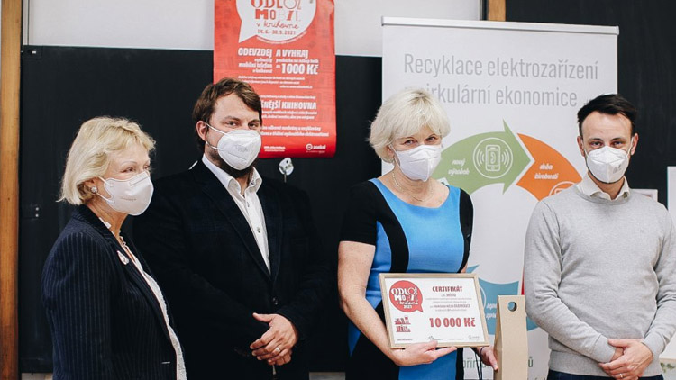 Tohle nikdo nečekal. Lidé odnesli do knihoven tisícovky mobilů