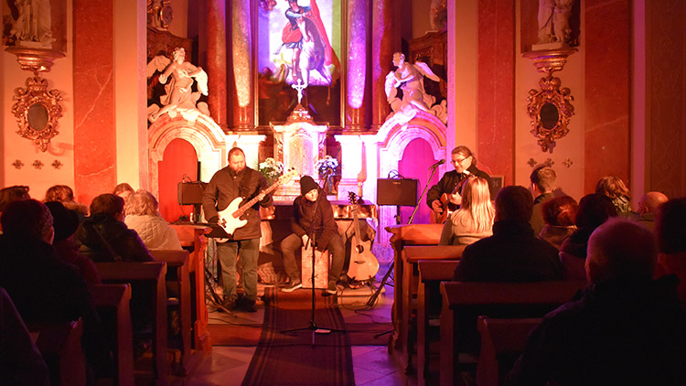 Svatého Martina oslavili  v Mořicích hudbou  v jedinečném kostele