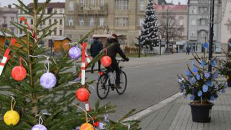 Děti znovu budou zdobit stromečky na náměstí