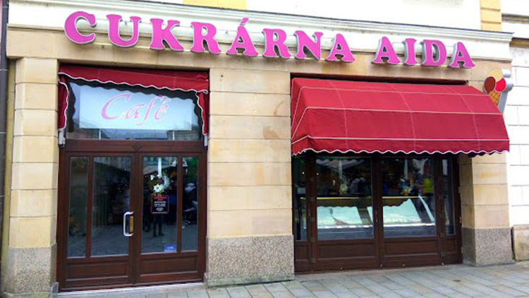 V cukrárně AIDA se prý krade!  Zadlužení majitelé  přesto na slibech nešetří