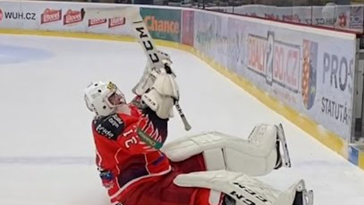 „Před zápasem to na mě padlo,“  přiznal nervozitu  brankář Marek Micka