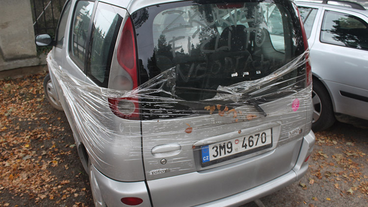 Vrak u hřbitova  stále překáží